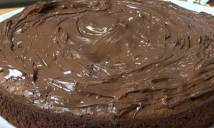 Biti će vam potrebna samo 3 sastojka da pripremite ovu čokoladnu tortu
