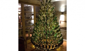 Super stalak za ljubitelje vina koji poprima oblik božićnog drvca