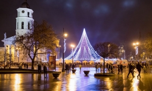 Božićno drvce smješteno u glavnom gradu Litve očarava