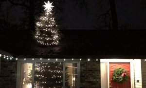 Kupili božićno drvce visoko 6 metara i na jedinstven ga način uklopili u dnevni boravak