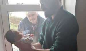 Dirljivo upoznavanje djeda i unuka u vrijeme koronavirusa