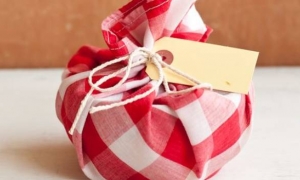 Zamatanje poklona u tkaninu ovih blagdana neka bude i tvoj izbor