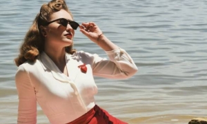 Mlada žena posebnog stila - vlasnica bogate kolekcije vintage odjeće