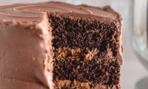 Sočna fudge torta ispunjena karamelom i čokoladom
