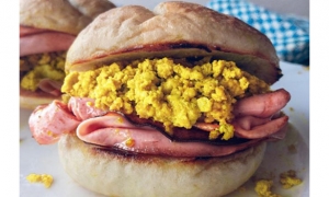 Sočan sendvič s veganskom šunkom i jajima