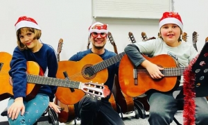 Razigrana blagdanska izvedba tradicionalnih božićnih pjesama