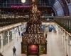 Prvo ovogodišnje božićno drvce u Londonu prava je čarolija za ljubitelje uzbudljivih putovanja